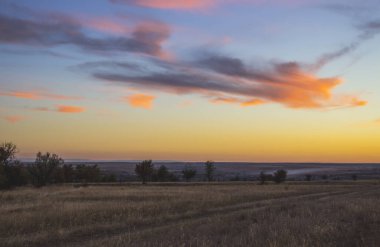 Güzel yaz günbatımı. Güzel gökyüzü.