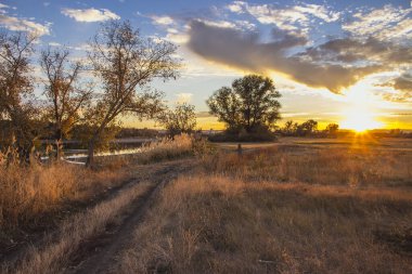 Güzel yaz günbatımı. Güzel gökyüzü.
