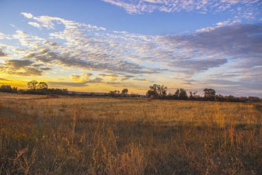 Güzel yaz günbatımı. Güzel gökyüzü.