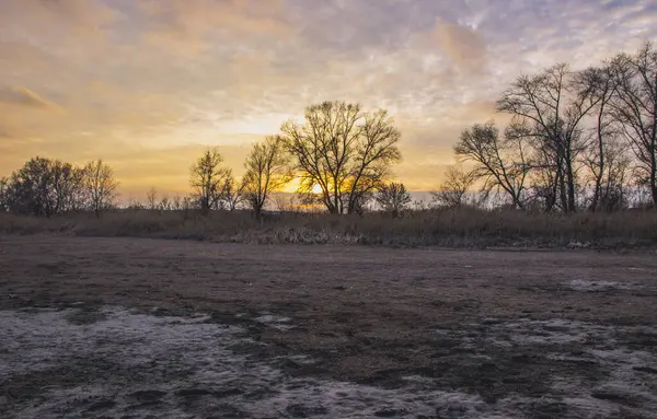 Nehirdeki güzel sonbahar manzarası.