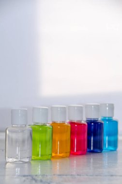 Beyaz arkaplanda parlak renkli bir sıvı var..