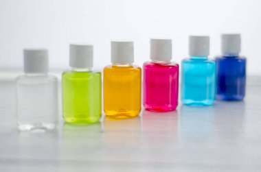 Beyaz arkaplanda parlak renkli bir sıvı var..