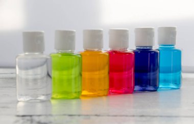 Beyaz arkaplanda parlak renkli bir sıvı var..