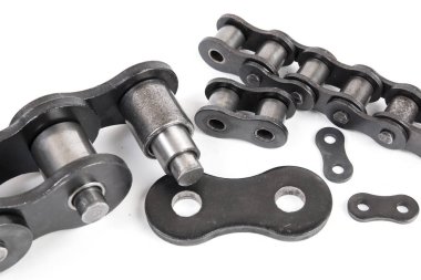 Beyaz arka plan üzerinde izole sürüş makaralı zincirler