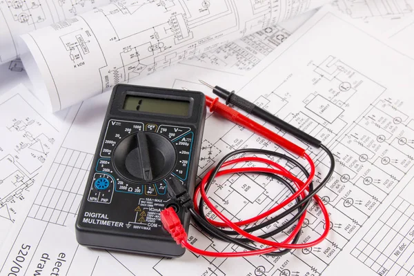电气工程图纸和数字万用表 — 图库照片