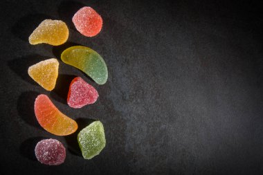 karanlık bir arka plan üzerine marmelat