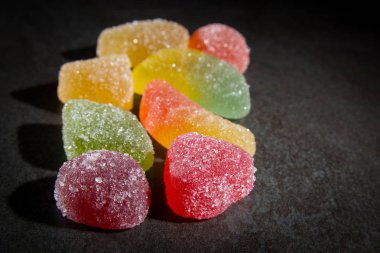 karanlık bir arka plan üzerine marmelat