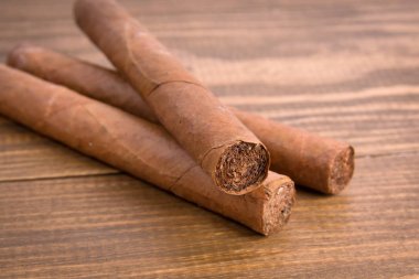 Koyu ahşap arka plan üzerinde Küba purosu