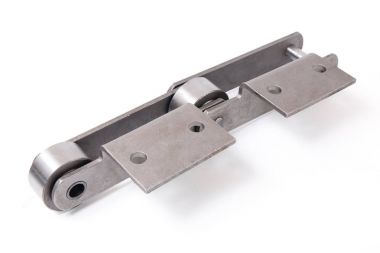 Beyaz arka plan üzerinde izole blok konveyör zincir çekerek