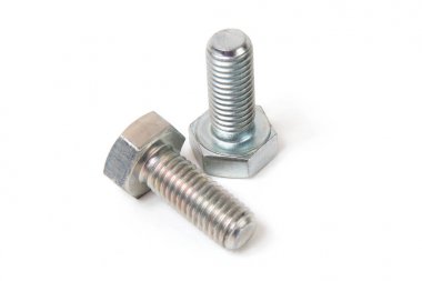 Metal çelik cıvata beyaz arka plan üzerinde izole