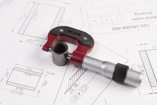 Metalowych cylindrów, mikrometry i zaciski na drukowanych rysunków technicznych. Mechanika i technologii i inżynierii. Rysunki techniczne elementów stalowych — Zdjęcie stockowe