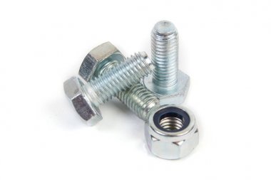 Metal çelik cıvata beyaz arka plan üzerinde izole