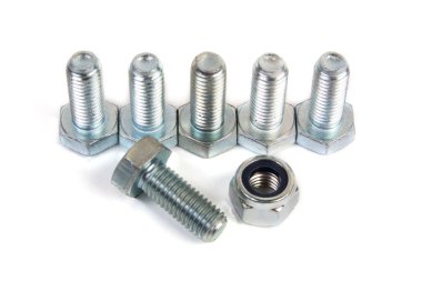 Metal çelik cıvata beyaz arka plan üzerinde izole