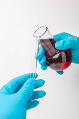 Tıp araştırma laboratuarı. Kimyasal bir sıvının deney tüpüne nakledilmesi.