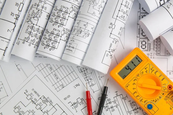 Elektrik mühendisliği çizimleri ve dijital çoklu metre üst görünümü