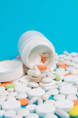 İlaç ve antibiyotiklerle dolu beyaz şişe kapat.