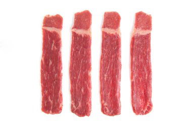 Beyaz arka planda dilimlenmiş çiğ et.