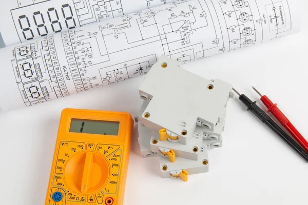 Elektrik mühendisliği çizimleri, devre kesici ve dijital çokölçer