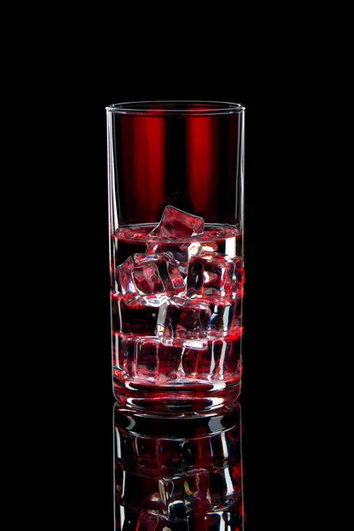 Wasser Mit Eis Einem Glas Mit Rotem Schein Erfrischender Cocktail — Stockfoto