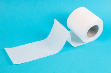 Mavi arka planda beyaz tuvalet kağıdı rulosu