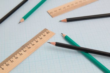 Kalemler grafik kağıdında mühendislik cetvelini sonlandırdı