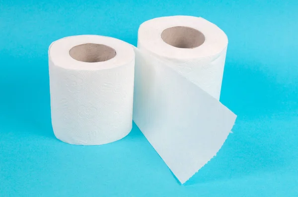 Biały Papier Toaletowy Rolki Niebieskim Tle — Zdjęcie stockowe
