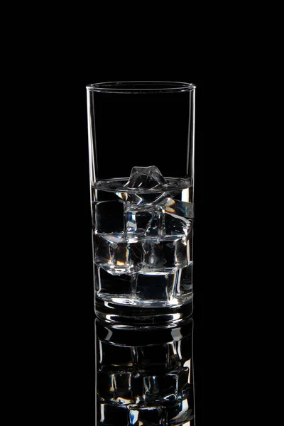 Wasser Mit Eis Glas Auf Schwarzem Hintergrund — Stockfoto
