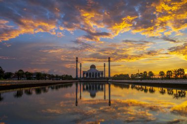 Gün batımında güzel bir cami.