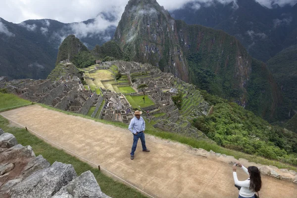 Tourismus in marchu picchu — Stockfoto