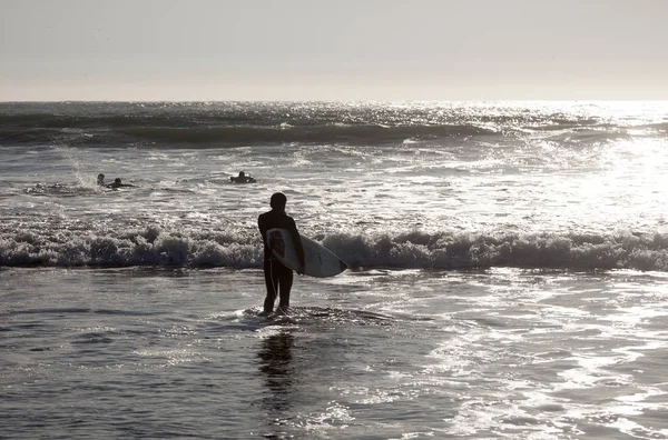 Silueta de surfistas. Chile — Foto de Stock