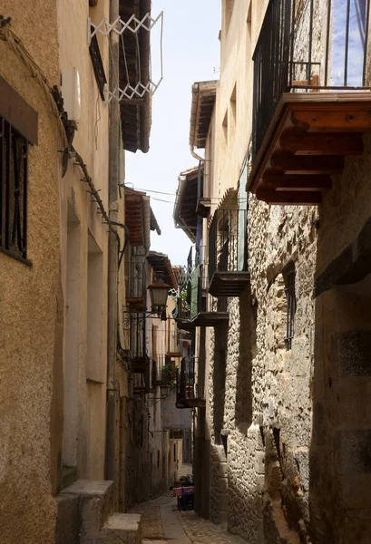 Rua estreita em Valderrobres — Fotografia de Stock