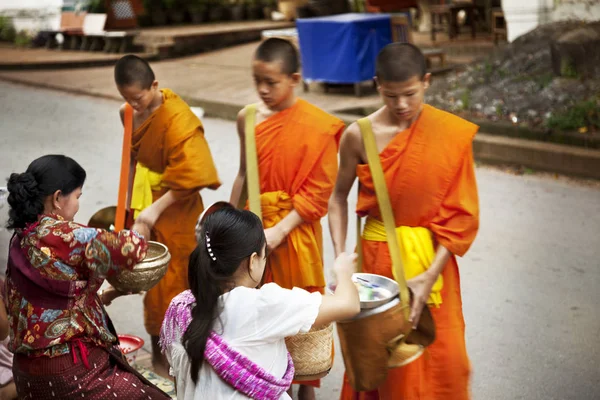 Luang Prabang. Monges. — Fotografia de Stock