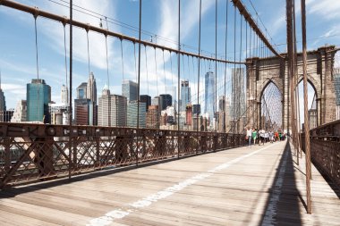 Manhattan, ABD-6 Haziran 2017: Manhattan 'a doğru Brooklyn köprüsünü geçen turistler