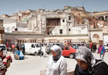 Fez, Fas-24 Nisan 2014: Fas Medine 'de güzel bir bahar sabahı boyunca bir düğün dükkanında oturup müşterileri sulayan bir grup insan
