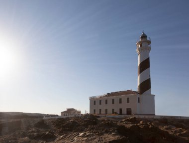 Menorca Adası 'ndaki deniz feneri. İspanya