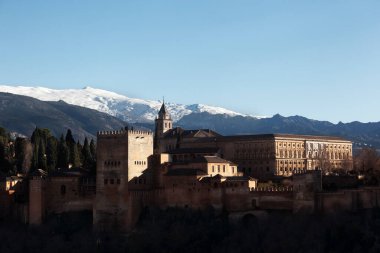 Granada, İspanya-17 Ocak 2017: Birçok turist Granada 'daki La Alhambra' yı ziyaret eder. Dünyanın en önemli anıtlarından biri.