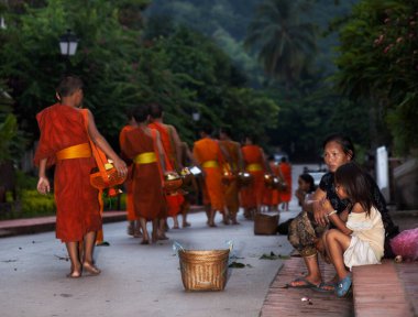 Luang Prabang, Laos-23 Temmuz 2009. Her sabah çok erken saatlerde yüzlerce keşiş dilenmek için sokaklarda yürür.