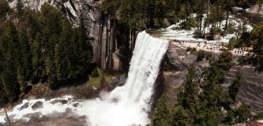 Yosemite Ulusal Parkı 'ndaki Lower Yosemite Şelalesi' ne bir bahar öğleden sonrasında turistler akın ediyor..