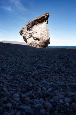 Sahilde büyük bir taş