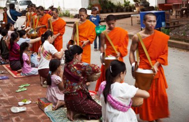 Luang Prabang, Laos-Temmuz 22, 2009. Her sabah çok erken saatlerde yüzlerce keşiş dilenmek için sokaklarda yürür.