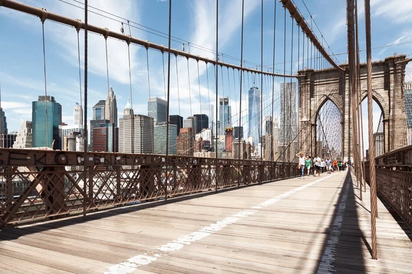Manhattan Estados Unidos Junio 2017 Turistas Cruzando Puente Brooklyn Hacia — Foto de Stock