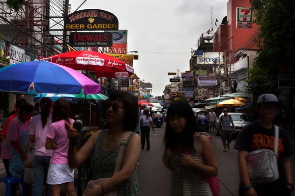 Bangkok Thailandia Agosto 2009 Turisti Tra Negozi Venditori Ambulanti Khao — Foto Stock