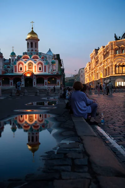 Mosca Russia Luglio 2010 Decine Viaggiatori Piedi Attraverso Piazza Rossa — Foto Stock
