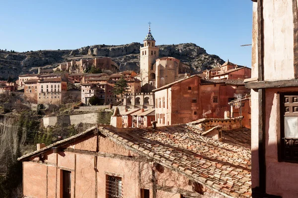 Teruel, İspanya 'nın Aragon özerk bölgesinde bir şehirdir. Albarracin, dağlık Sierra de Albarracin Comarca Albarraicn 'in başkentidir ve şehir taşlık tepelerle çevrilidir.