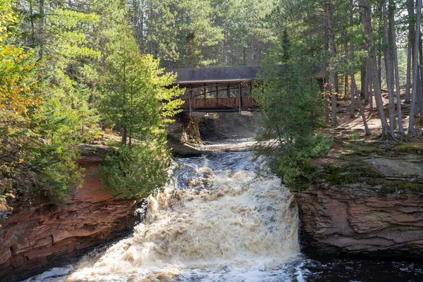 Amnicon Falls State Park cachoeira com uma ponte coberta, sobre t — Fotografia de Stock