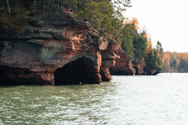 Apostle Islands Sea Caves in Wisconsin during the fall season — Stock Photo, Image