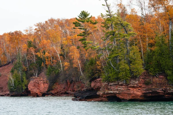 令人叹为观止的秋天的颜色沿着使徒群岛国家湖畔 — 图库照片