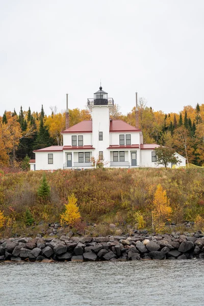 Raspberry Island Lighthouse - portrait view - on Lake Superior W — Stock Photo, Image