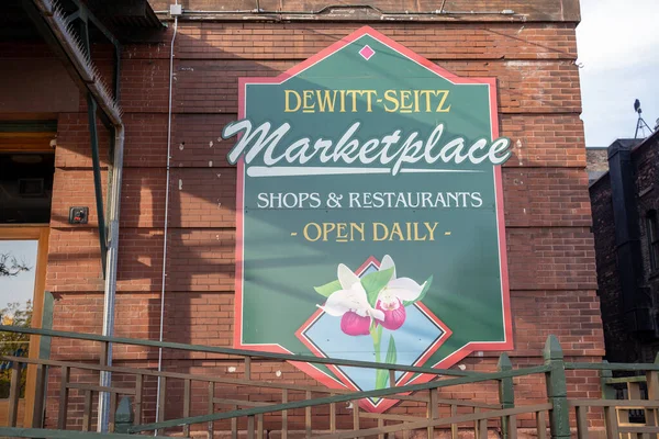 Duluth, Minnesota - 20 de octubre de 2019: Firma para el Dewitt-Seitz — Foto de Stock