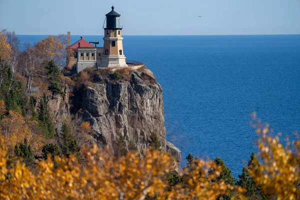 Inquadratura naturale del faro di Split Rock sulla riva nord di M — Foto Stock